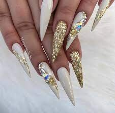 White-Nails-With-Gold-Accent-12