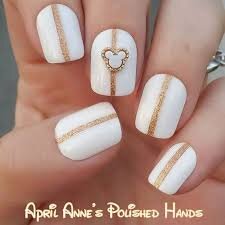 White-Nails-With-Gold-Accent-14