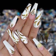 White-Nails-With-Gold-Accent-15