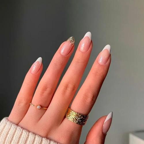 White-Nails-With-Gold-Accent-3