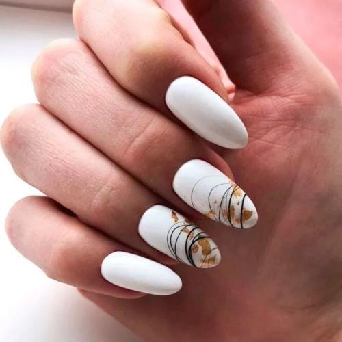 White-Nails-With-Gold-Accent-4