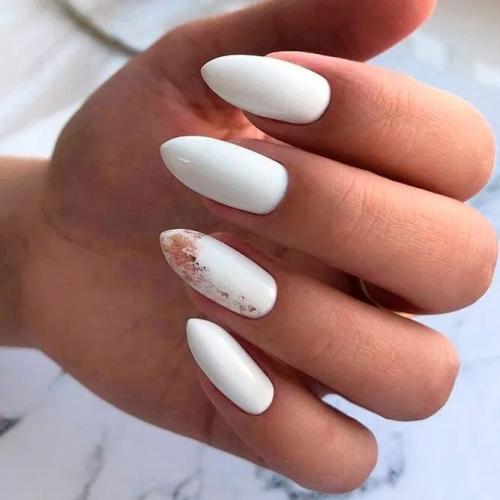 White-Nails-With-Gold-Accent-5