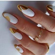 White-Nails-With-Gold-Accent-6