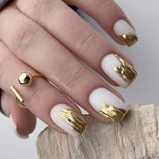 White-Nails-With-Gold-Accent-9