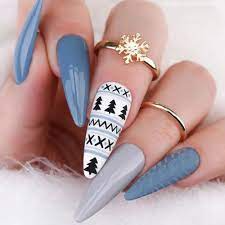 Winter-Nails-Designs-with-Triangles-4