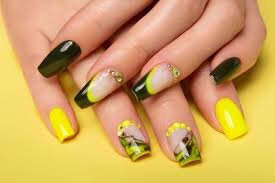 Yellow-Mani-with-Stones-10