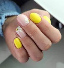 Yellow-and-White-Nails-10