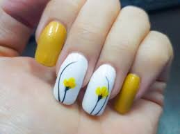 Yellow-and-White-Nails-9